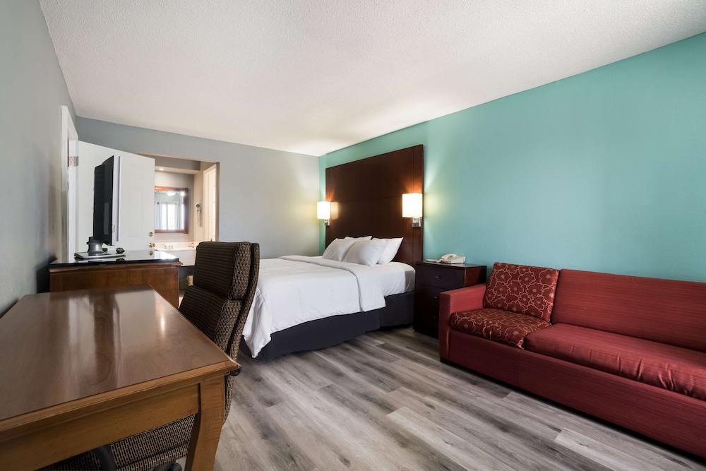 Suite, Accessible, Non Smoking (Adjoining Two Bathrooms) - Photo 3