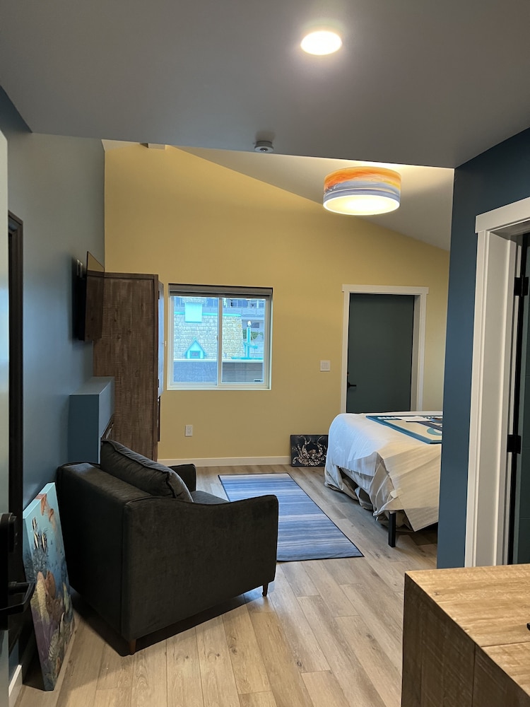 City Room, 1 Queen Bed with Sofa bed, Fireplace, Partial Sea View