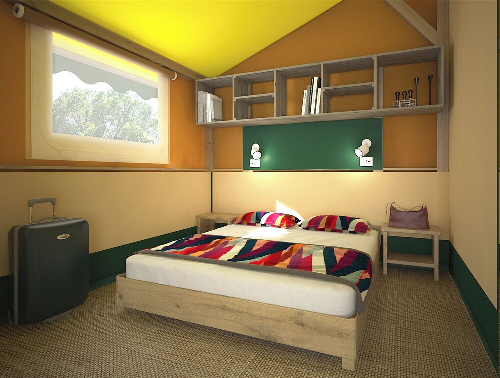 Deluxe Tent photo 2