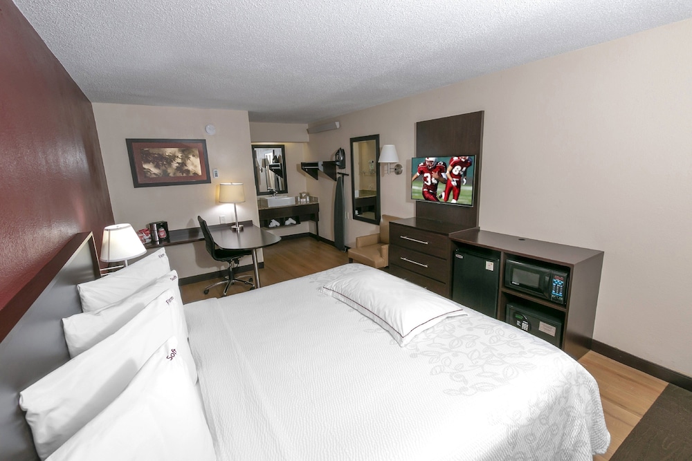 Premium Room, 1 King Bed, Accessible (Upgraded Bedding & Snack, Smoke Free) - Photo 2