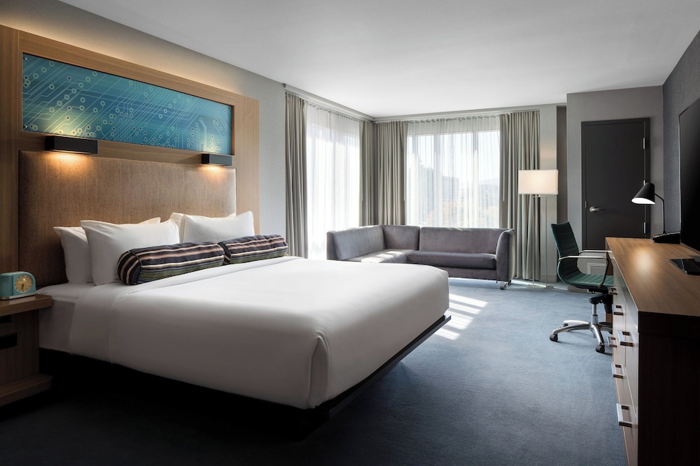Suite, 1 King Bed, Corner