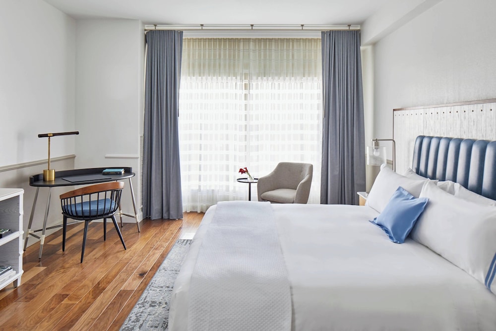 Deluxe Room, 1 King Bed (Mobility Accessible, Tub) - Photo 1
