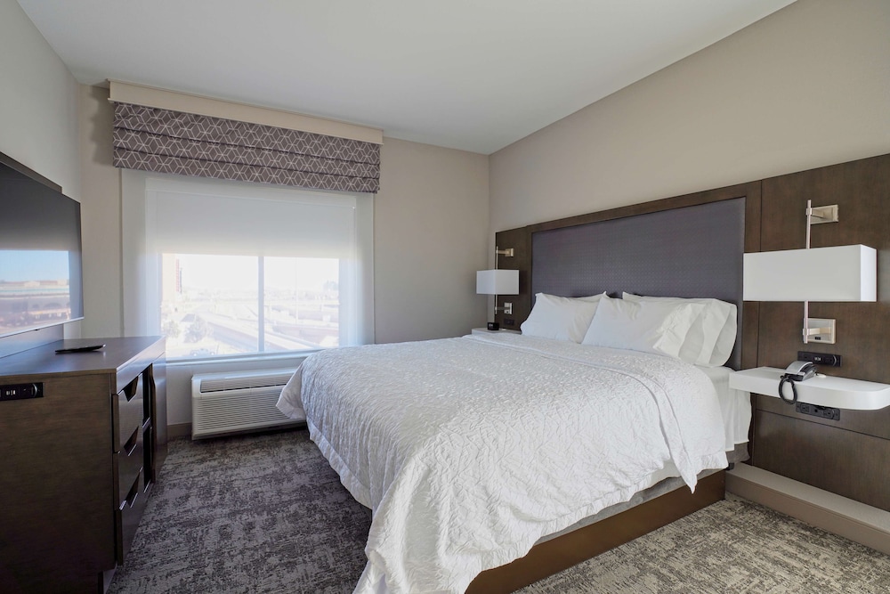 Room, 1 King Bed, Refrigerator & Microwave - Photo 2