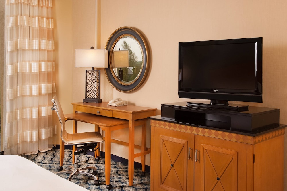 Executive Room, 1 King Bed (Mobility/Hearing Accessible, Tub) - Photo 1