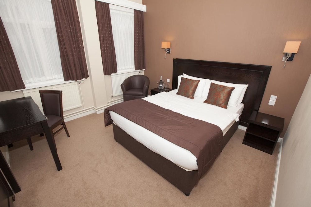 Family Room - Photo 2