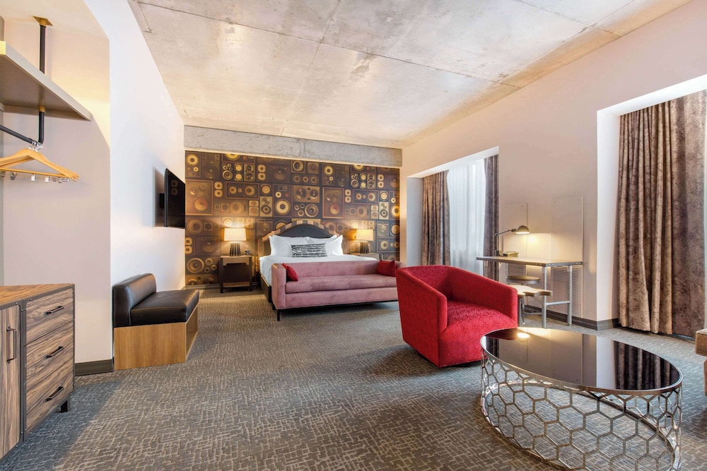Suite, 1 King Bed with Sofa bed, Non Smoking