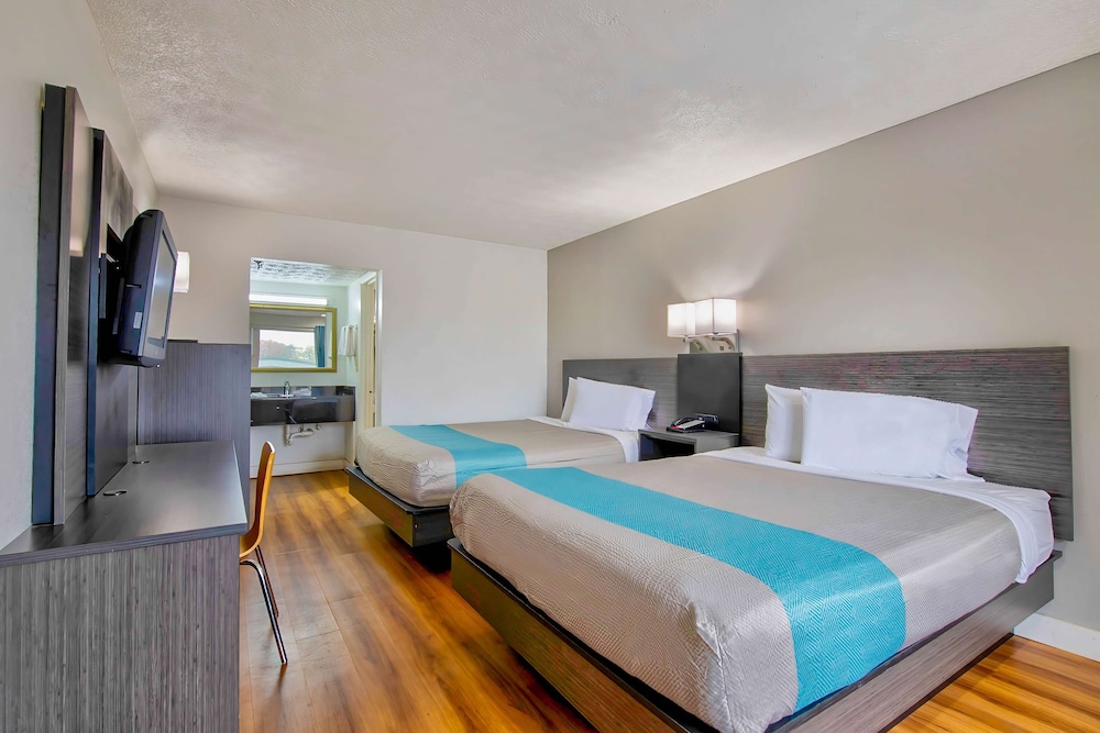 Deluxe Room, 2 Queen Beds, Non Smoking, Refrigerator & Microwave photo 2