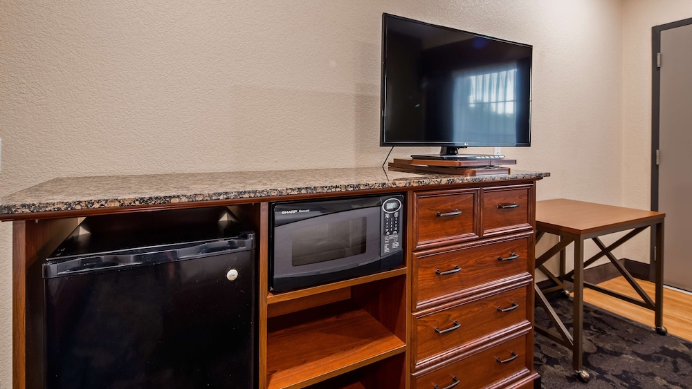 Standard Room, 2 Queen Beds, Accessible, Refrigerator & Microwave photo 2