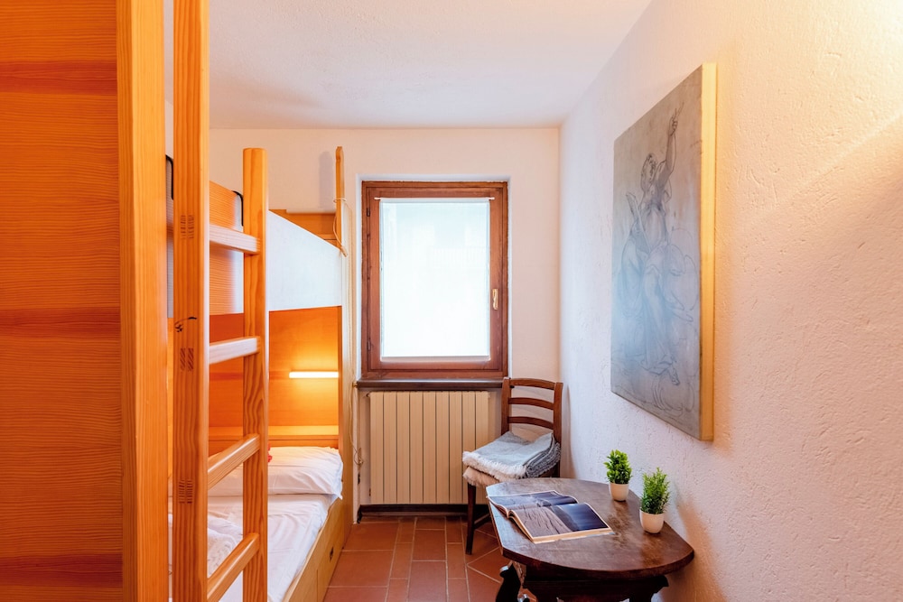 Family Apartment, Multiple Bedrooms (Charming Apartment with Garden in) photo 1