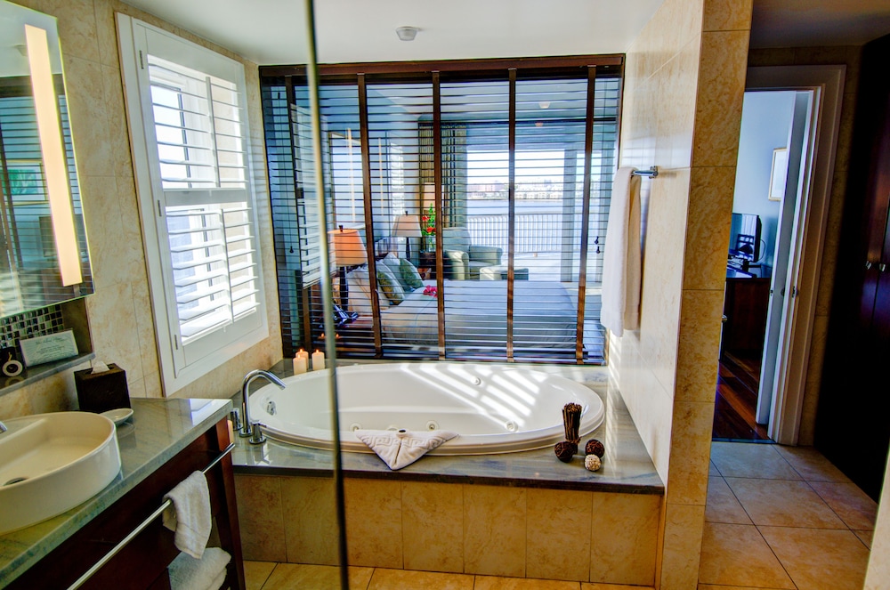 Suite, 1 Bedroom - Photo 6