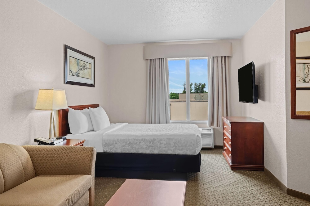2 Queen Bed 1 Sofa bed Bedroom Efficiency photo 2