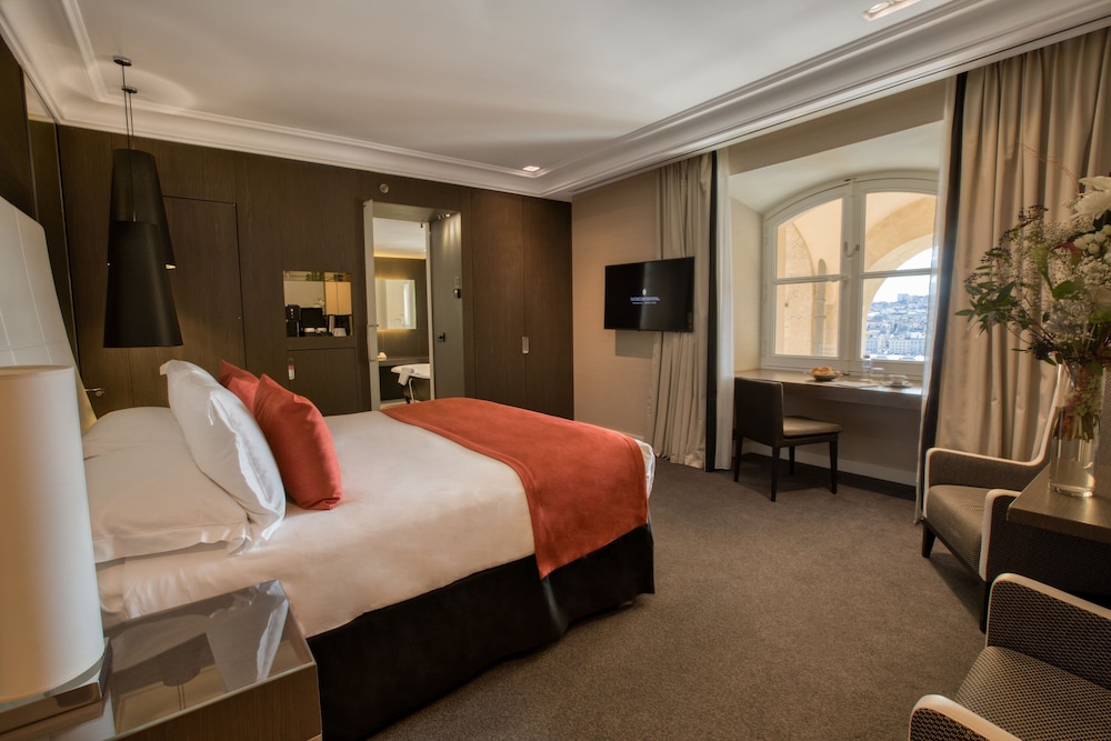 Premium Room, 1 King Bed (La Bonne Mere View) - Photo 3