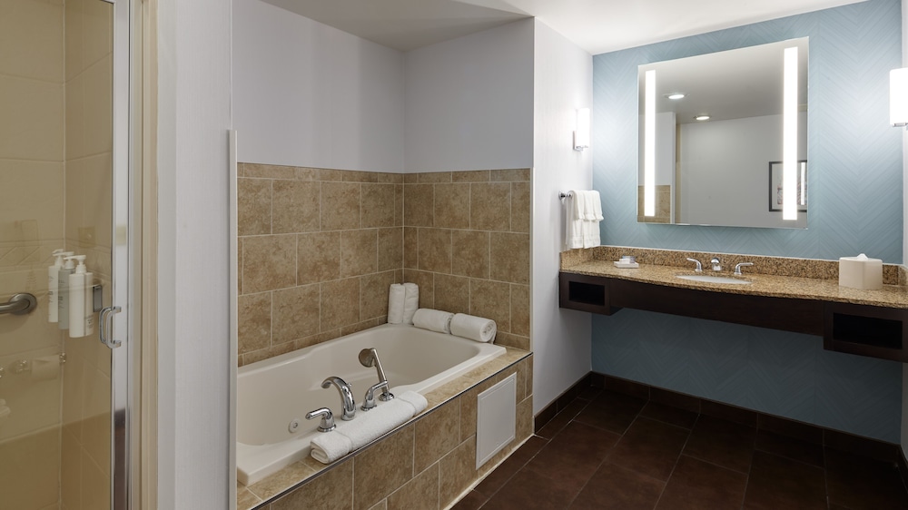 Suite, 1 Bedroom - Photo 2