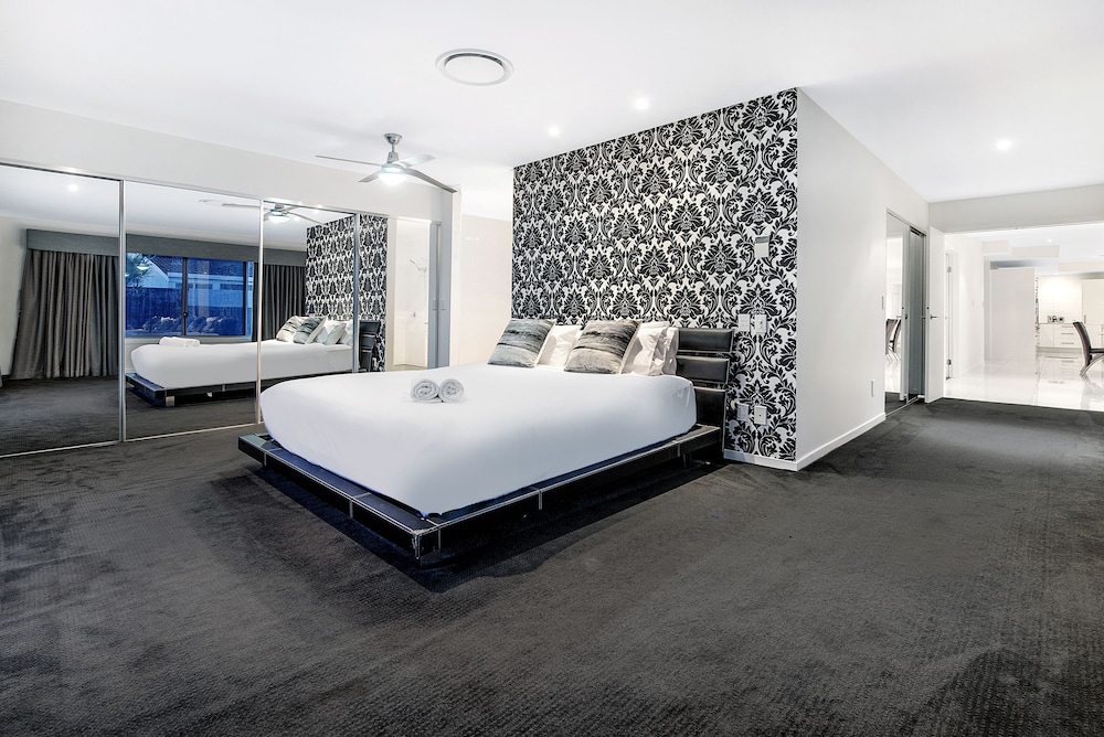 Elite House, 5 Bedrooms, Lake View photo 3