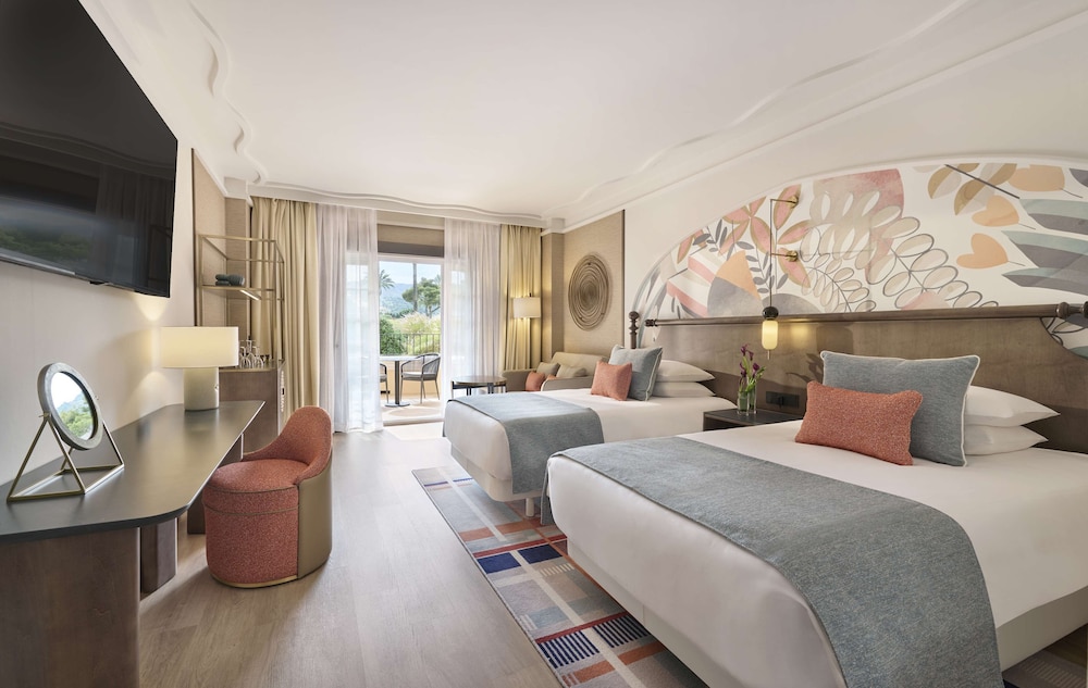 Room, Balcony, Golf View (2 Twin Beds) thumbnail 5