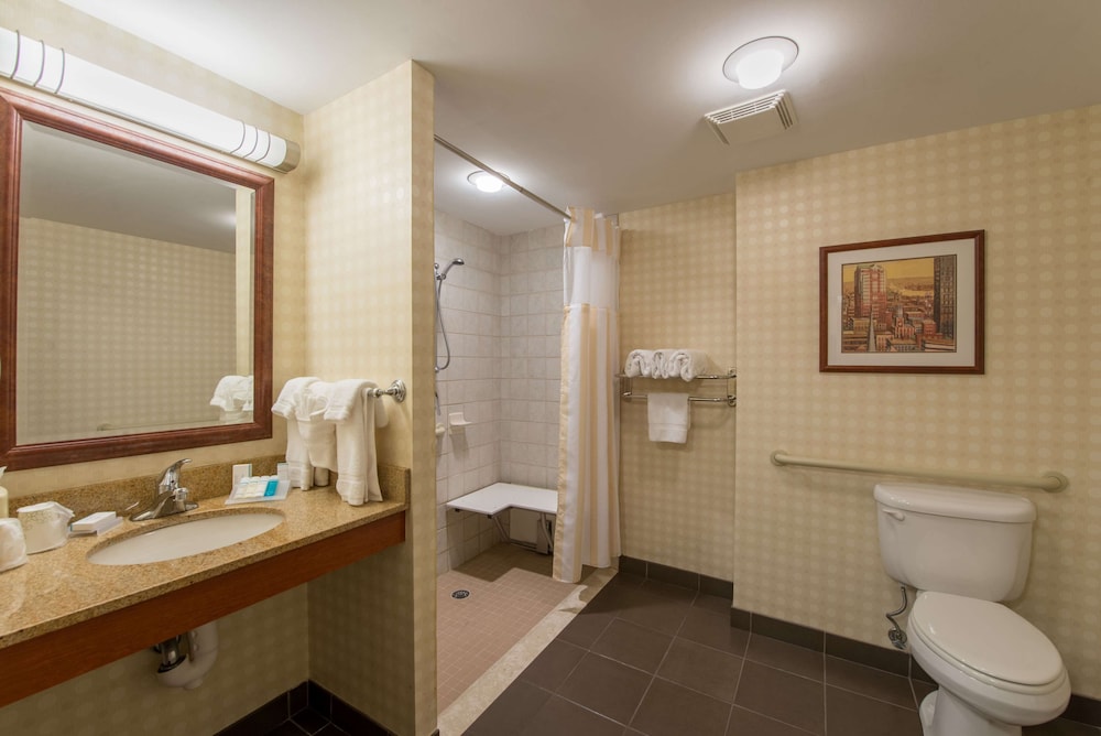 1 King Accessible with Roll in Shower - Photo 2