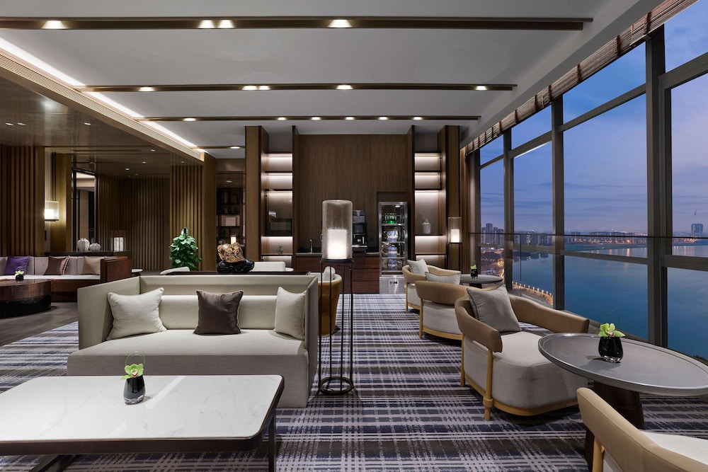 Premium Suite, 1 King Bed, Lake View - Photo 7