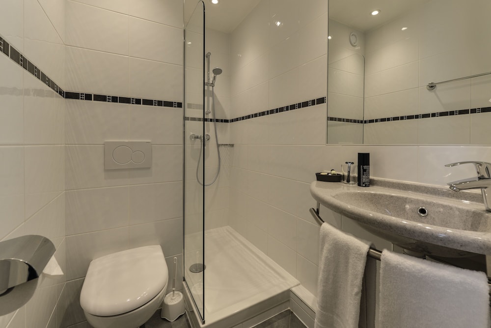 Superior Double Room thumbnail 5