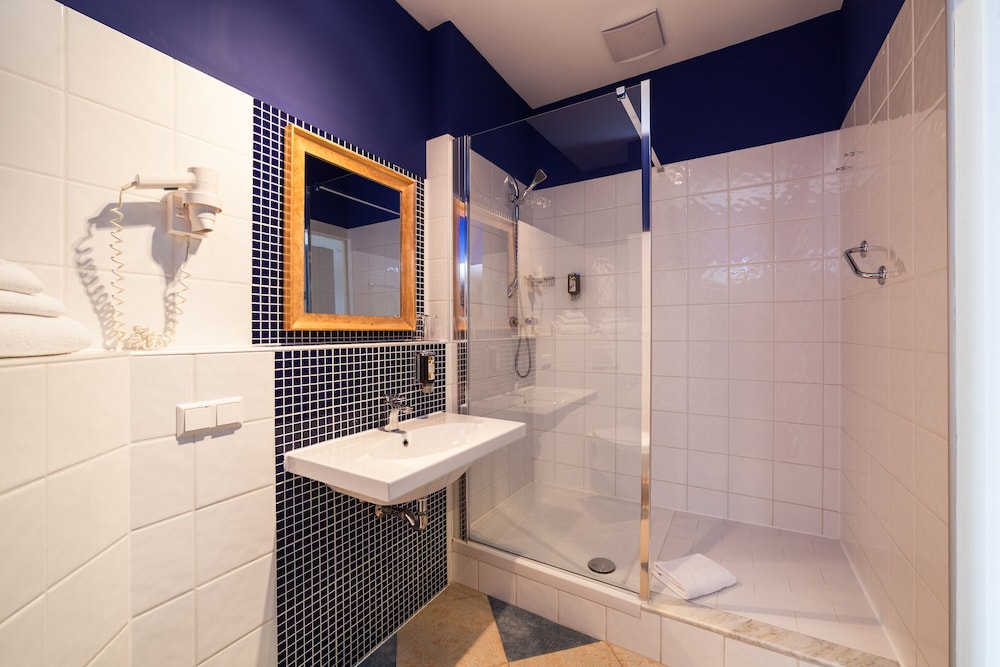 Superior Double Room, 1 King Bed, Sea View - Photo 5