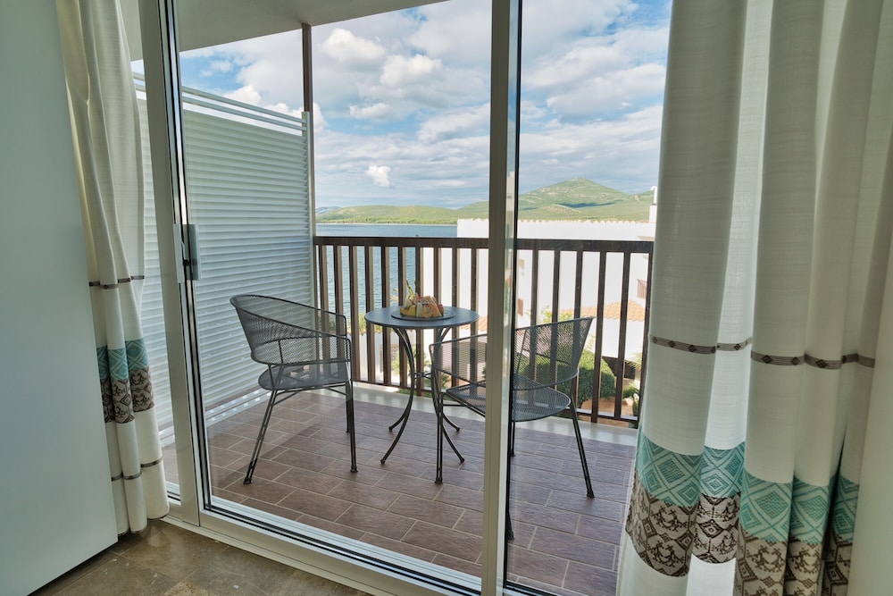 Classic Double Room, Partial Sea View - Photo 3