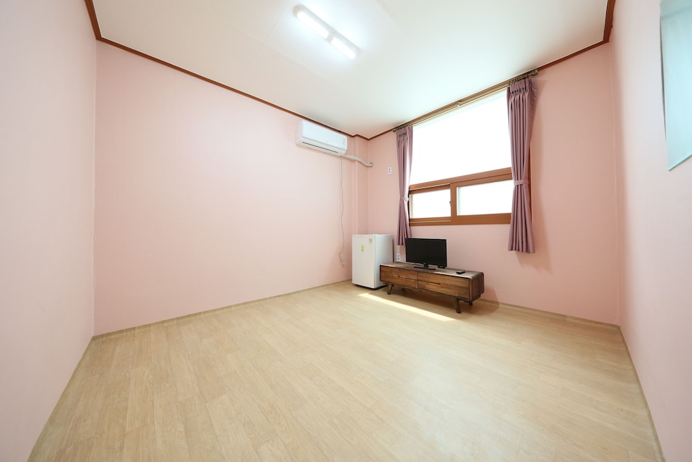 Room (203) photo 1