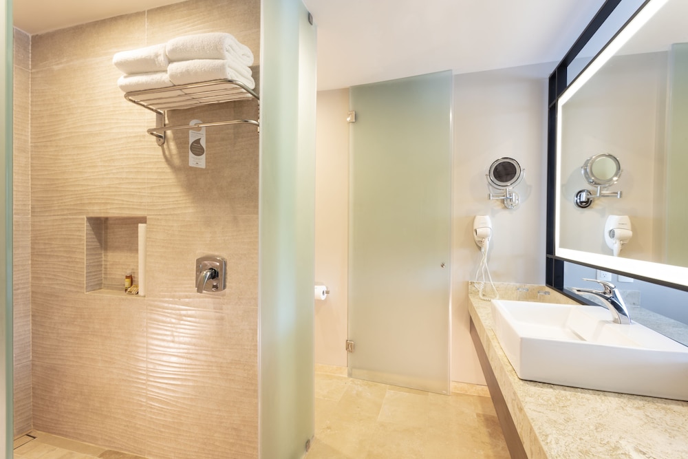 Deluxe Room - Photo 4
