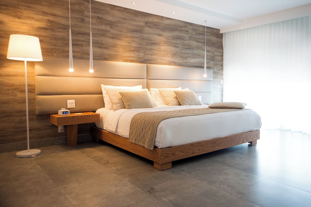 Deluxe Room, 1 King Bed, Ocean View - Photo 5