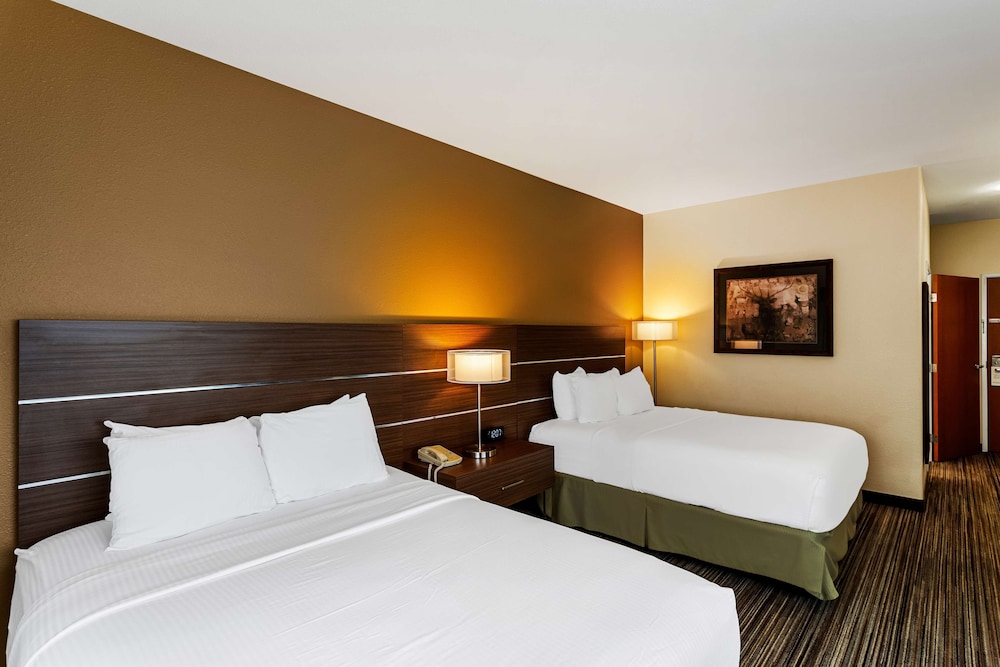 Suite, 2 Queen Beds, Non Smoking, Refrigerator & Microwave (Larger Room;with Sofabed) photo 1