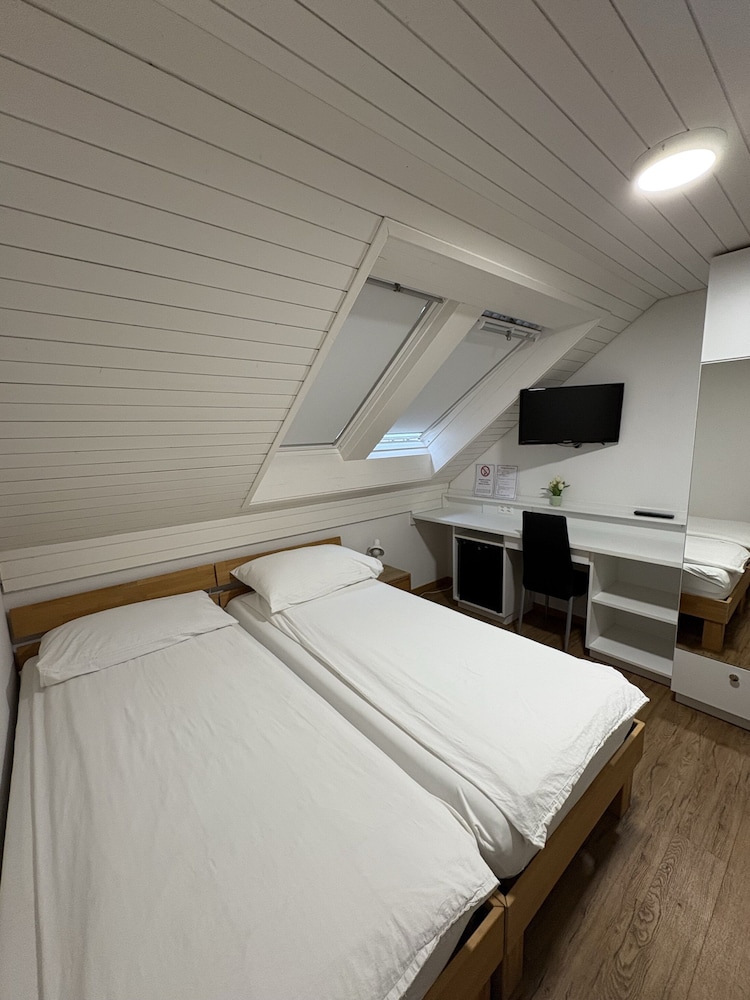 Basic Double Room, City View photo 3