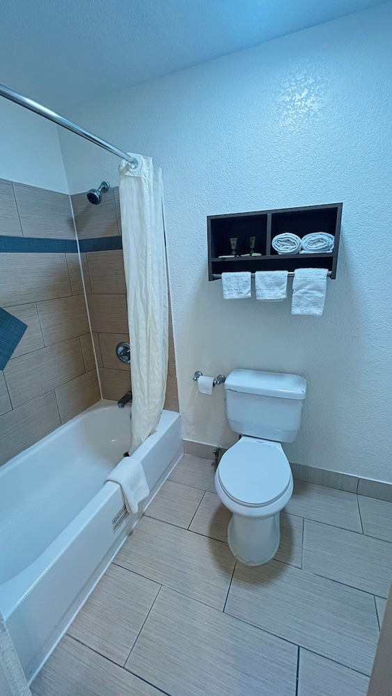 Standard Room, 1 King Bed, Non Smoking - Photo 5