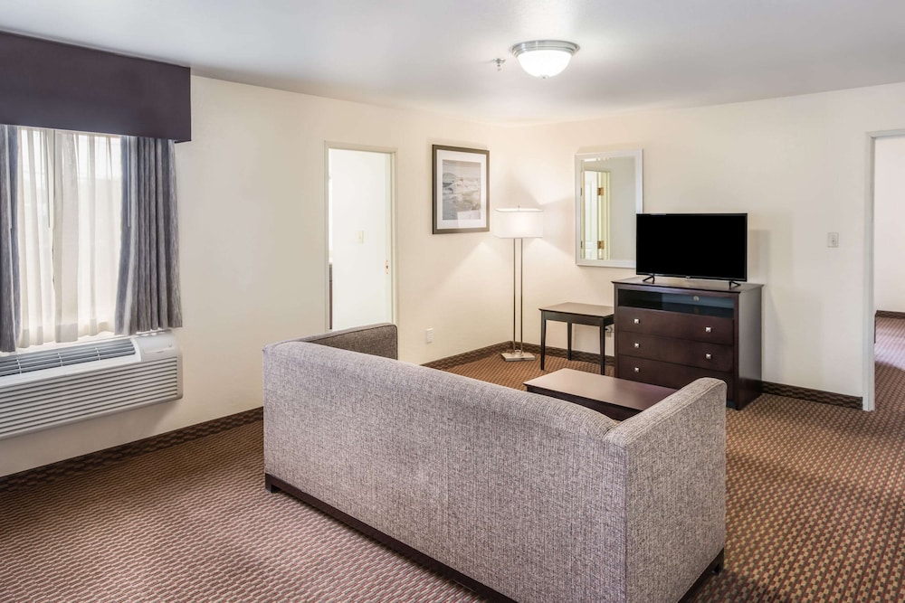 Suite, Multiple Beds, Non Smoking - Photo 1