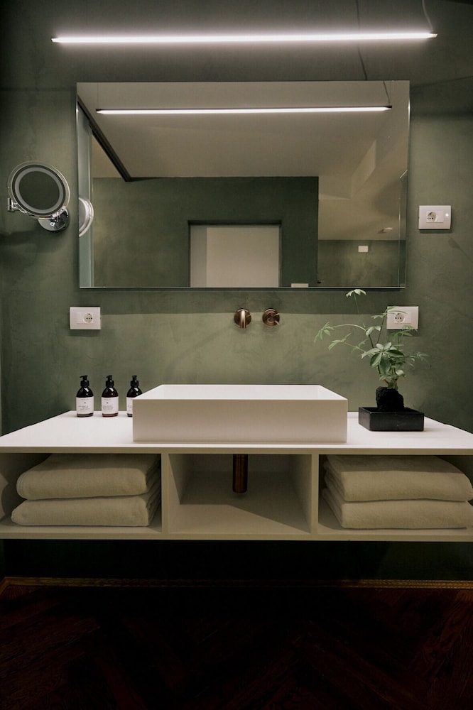 Design Studio Suite, 1 King Bed, Garden Area - Photo 19