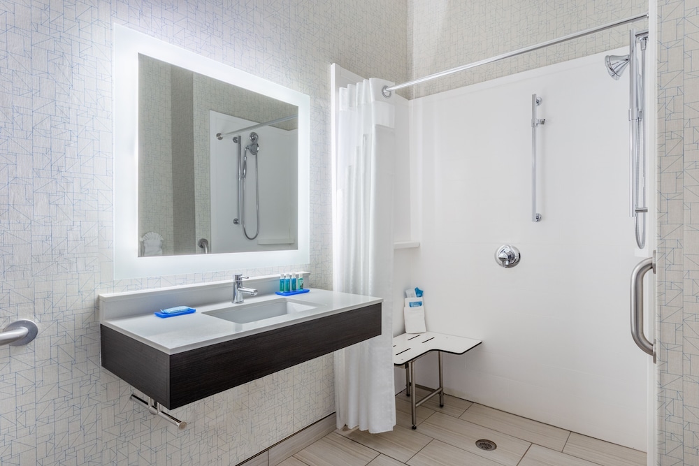 Standard Room, 1 King Bed, Accessible Bathtub - Photo 2