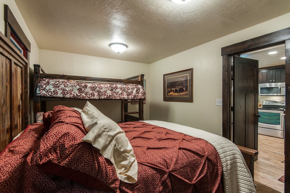 Romantic Cabin, 2 Bedrooms, River View, Mountainside photo 3