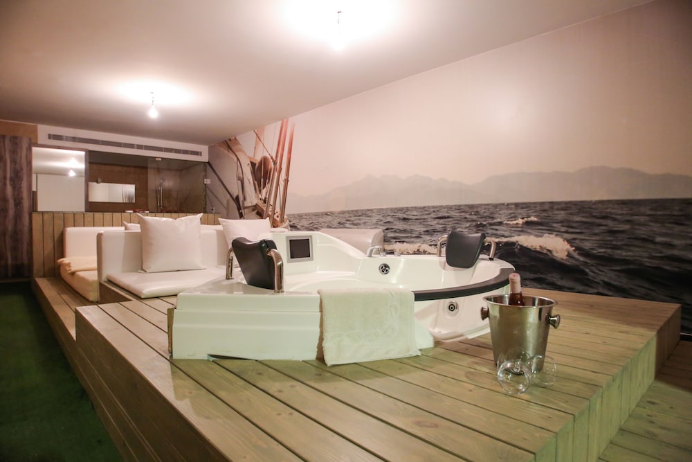 Yacht, 1 King Bed, Smoking, Pool View