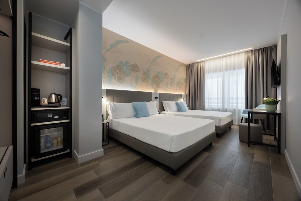 Family Room Queen Beds thumbnail 6