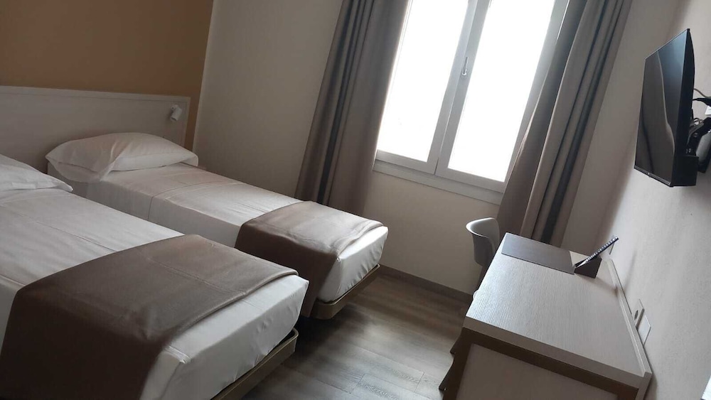 Double Room, Mobility Accessible - Photo 4