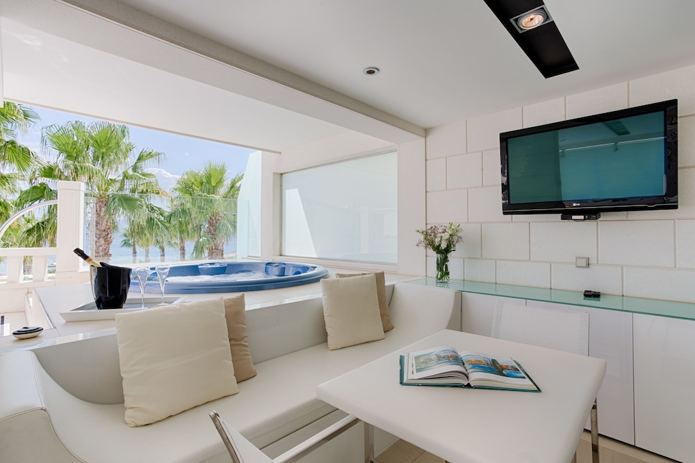 Luxury Suite, 1 King Bed, Sauna, Sea View photo 1