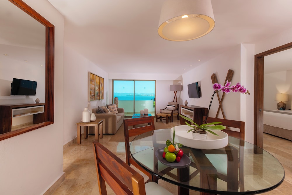 Spa Oceanfront Suite With Jacuzzi