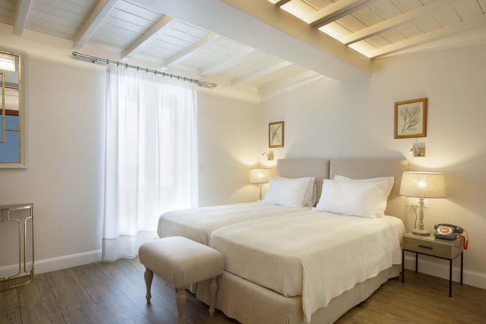 Standard Room (with Rollaway Bed) photo 2