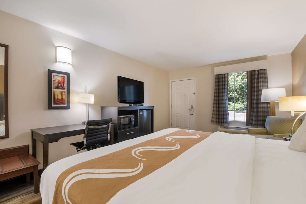 Standard Room, 1 King Bed, Non Smoking - Photo 2