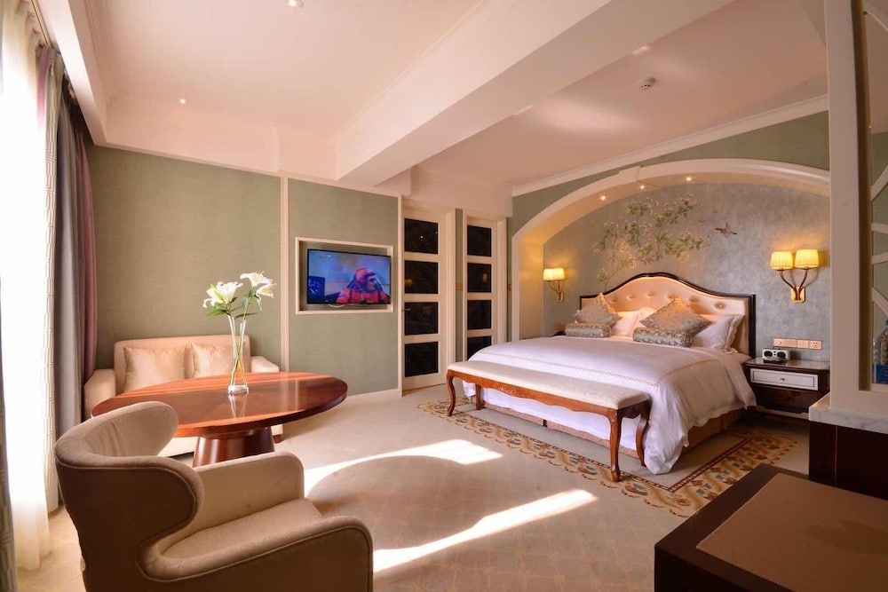 Deluxe King Room photo 2