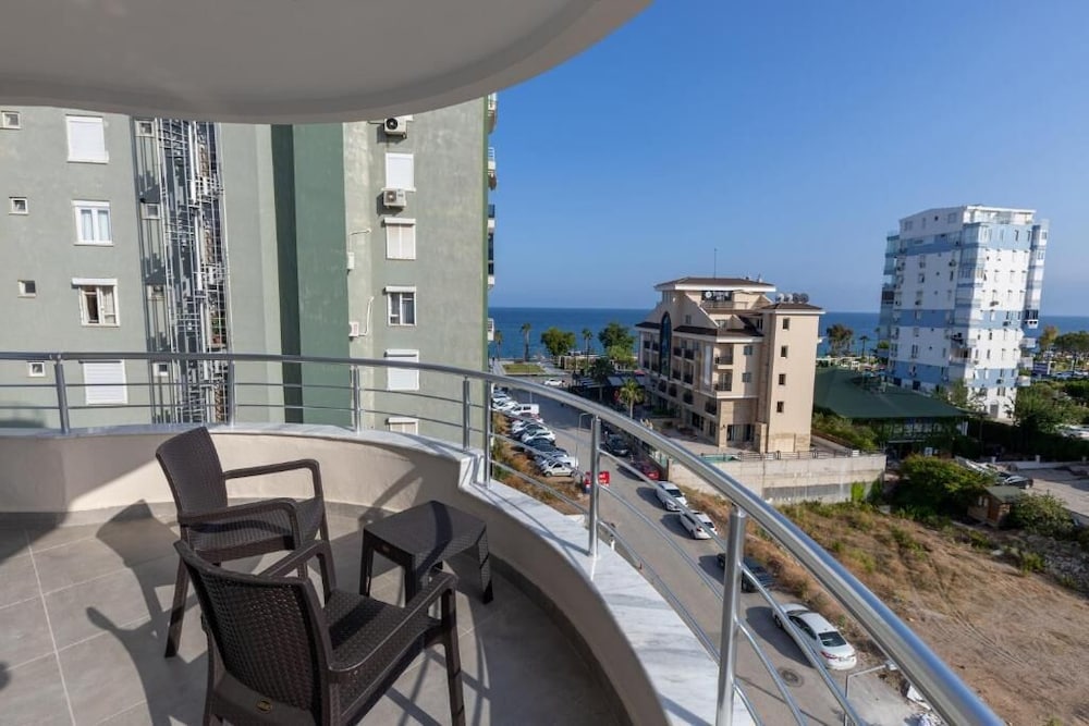 Deluxe Suite, 1 Bedroom, Partial Sea View thumbnail 5