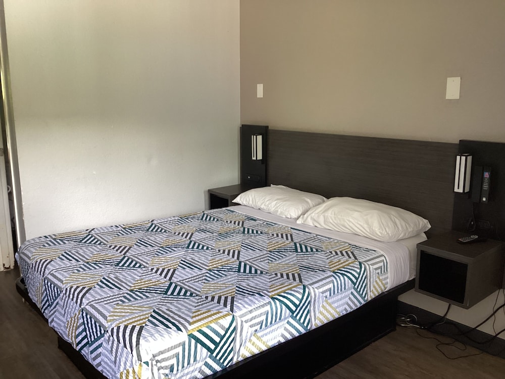 Premium Room, 1 Queen Bed, Non Smoking, Refrigerator