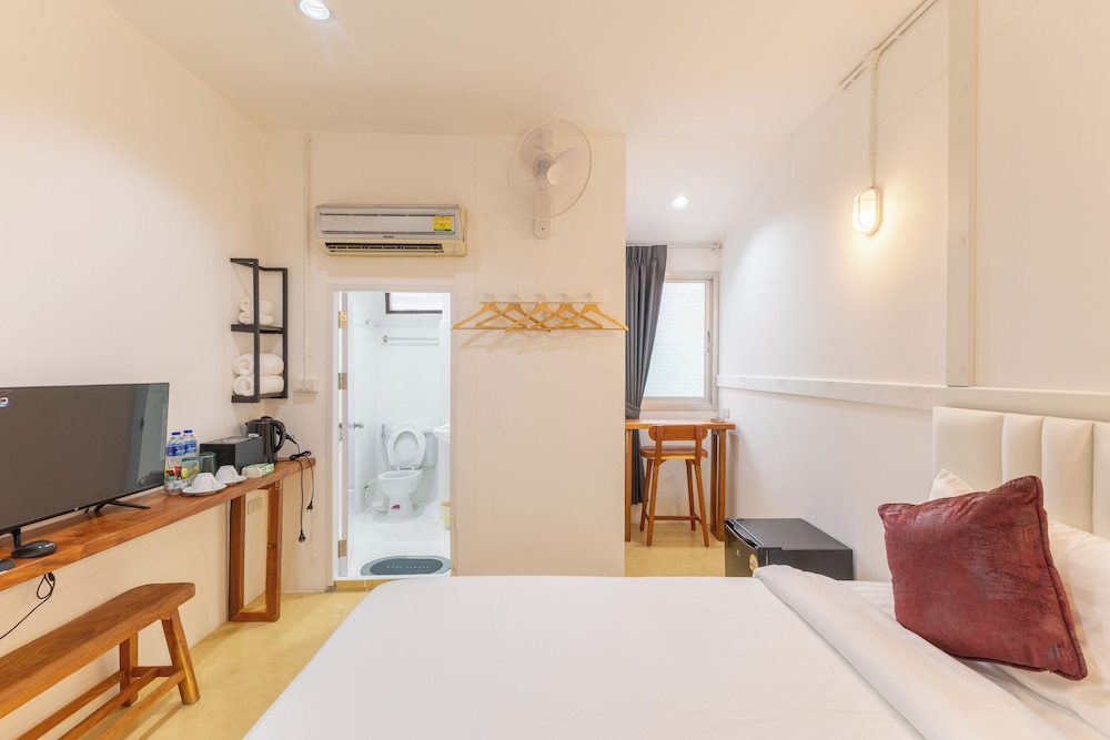 Standard Room, 1 Queen Bed photo 2