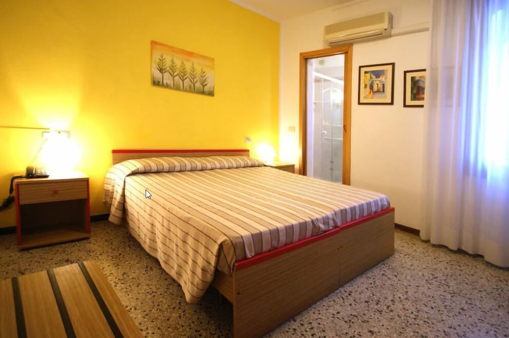 Double or Twin Room photo 3