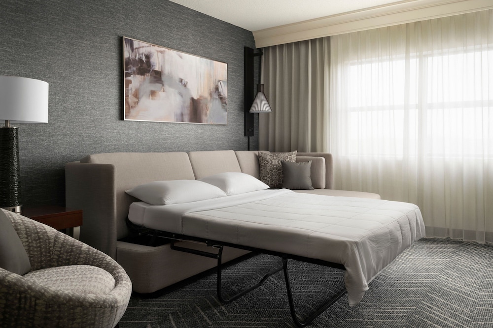 Club Suite, 1 Bedroom (Mobility Accessible, Roll-in Shower) - Photo 6