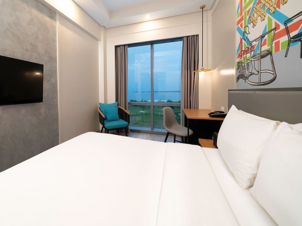 Queen Bed Near Mactan Newtown Beach Cebu