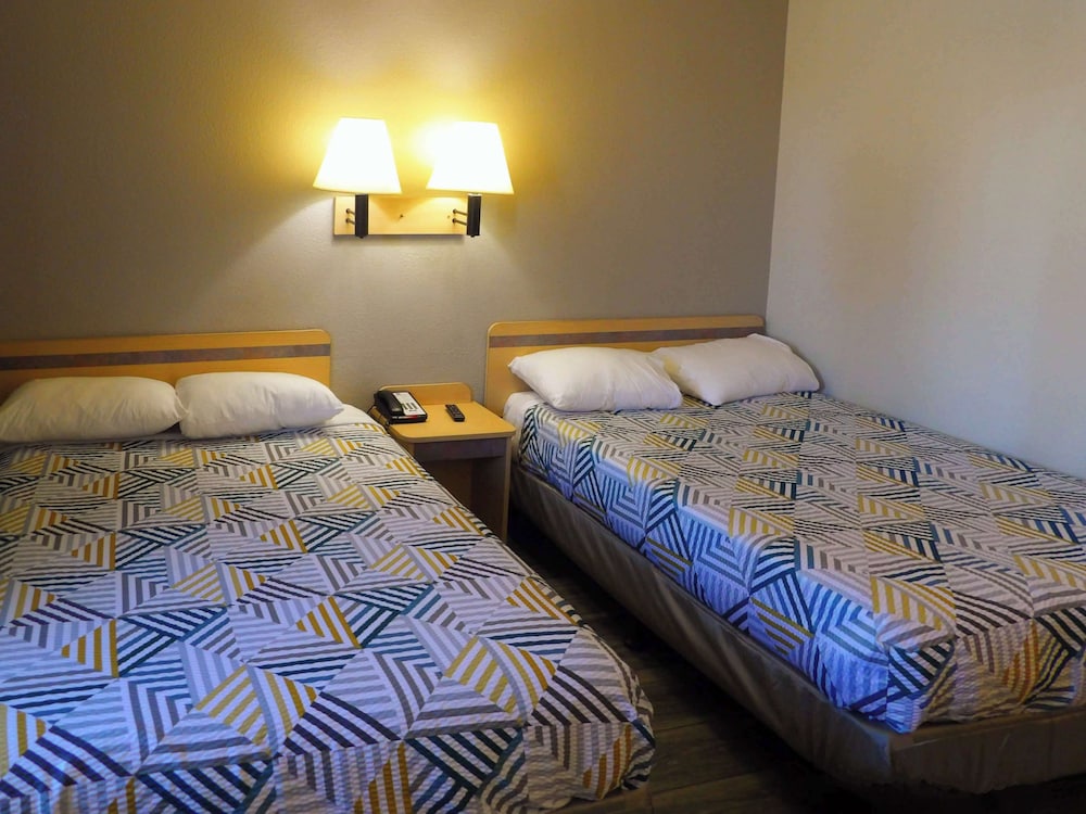 Standard Room, 2 Double Beds, Smoking - Photo 3