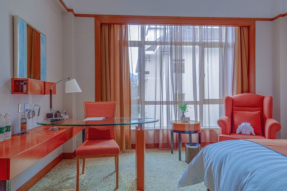 Deluxe Room, 1 King Bed - Photo 5